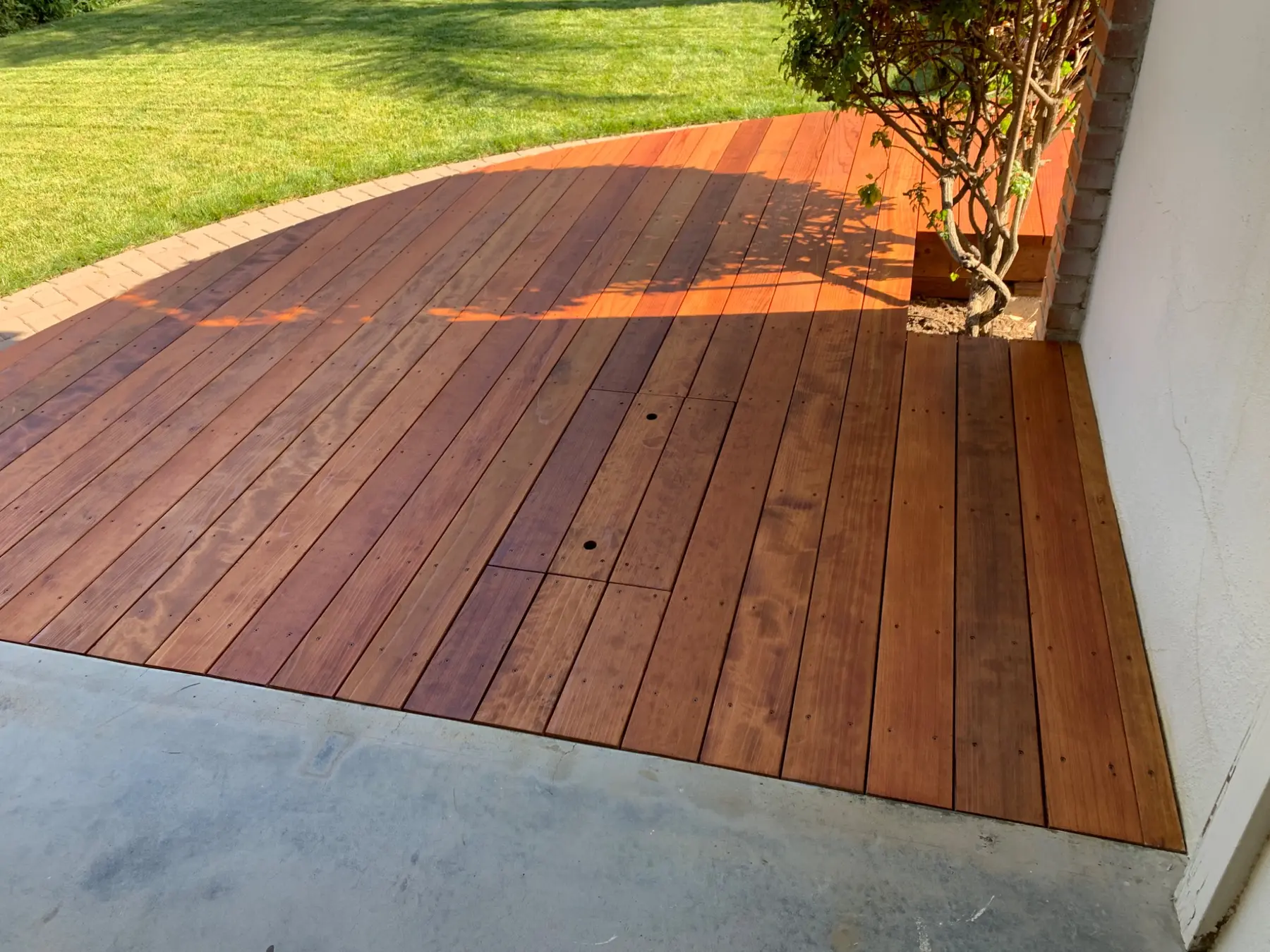 Custom redwood outdoor living area completed by Garescape in the Bay Area