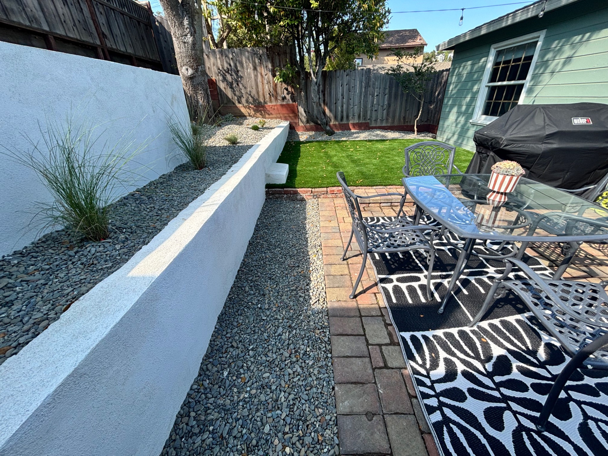 Modern stucco retaining wall and backyard landscape installation in San Jose, California